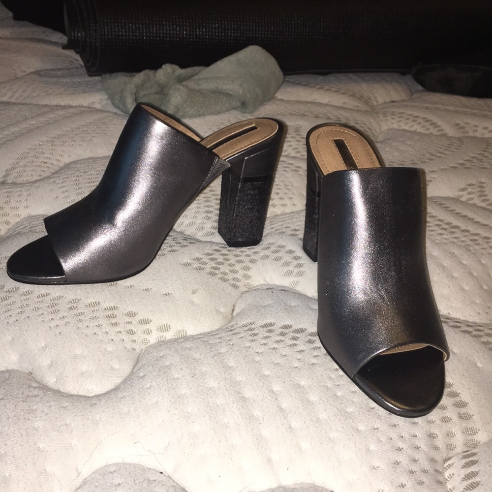Tahari mules